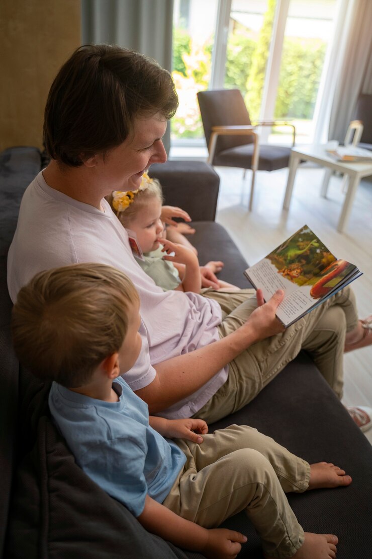 Kostenlose Foto mann, diener, der kinder babysittet