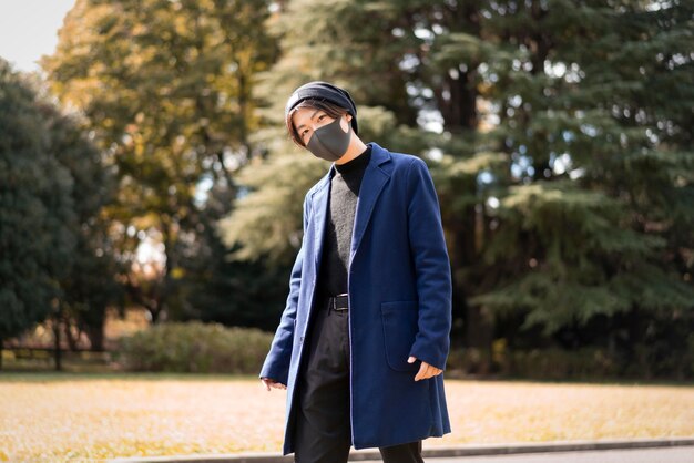 Kostenloses Foto mann draußen im park mit gesichtsmaske