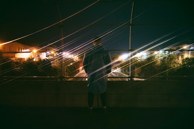 Mann draußen in der Stadt bei Nacht