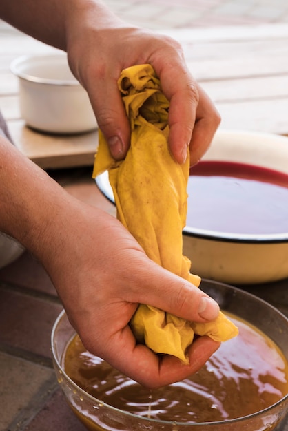 Mann drückt stoff aus natürlichem pigment