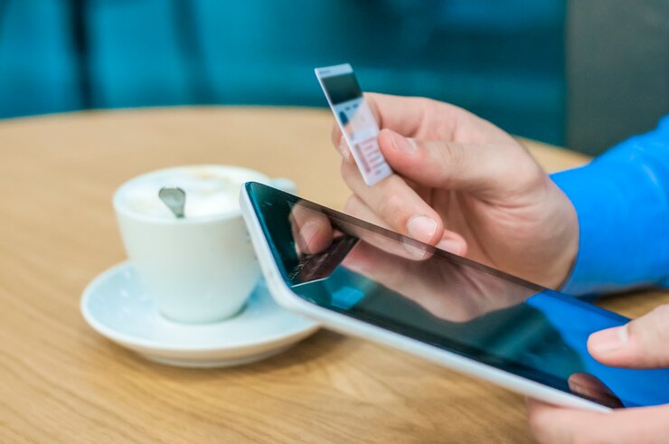 Kostenlose Foto mann einkaufen mit tablet-pc und kreditkarte innen-nahaufnahmen. y