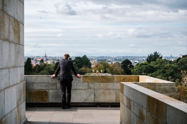 Mann entspannen sich und sehen Stadt an