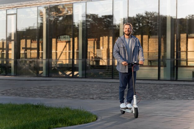 Mann fährt tagsüber mit seinem Roller