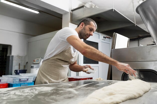 Mann fleißig in einer Brotbäckerei