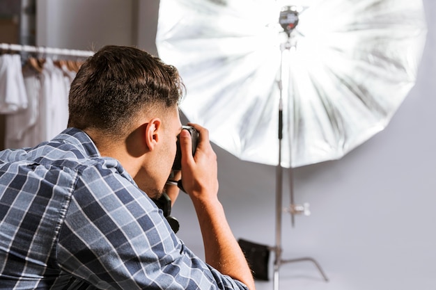 Mann Fotograf, der ein Foto macht