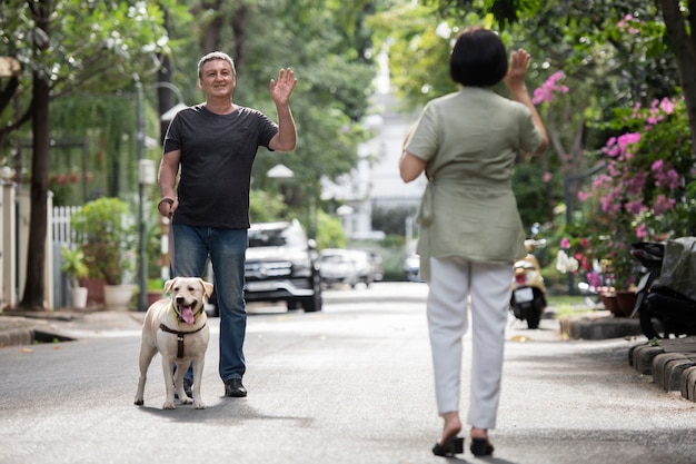 Mann geht mit seinem Hund im Freien spazieren