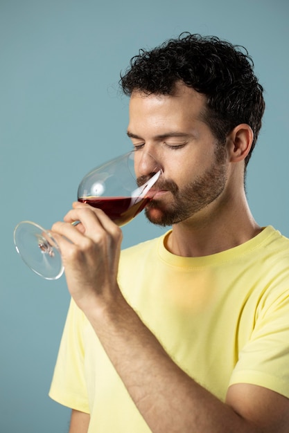 Mann genießt ein glas rotwein red