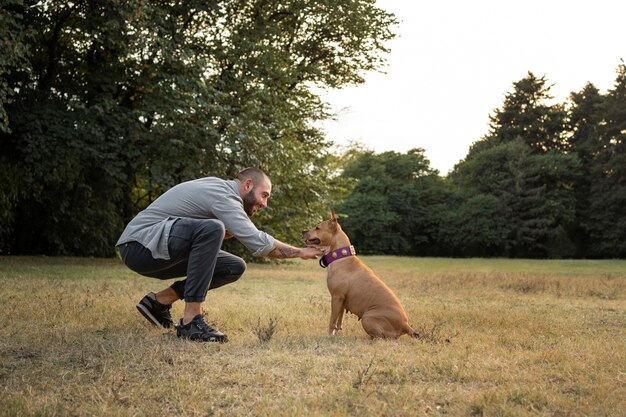 Mann genießt eine schöne Zeit mit seinem Hund