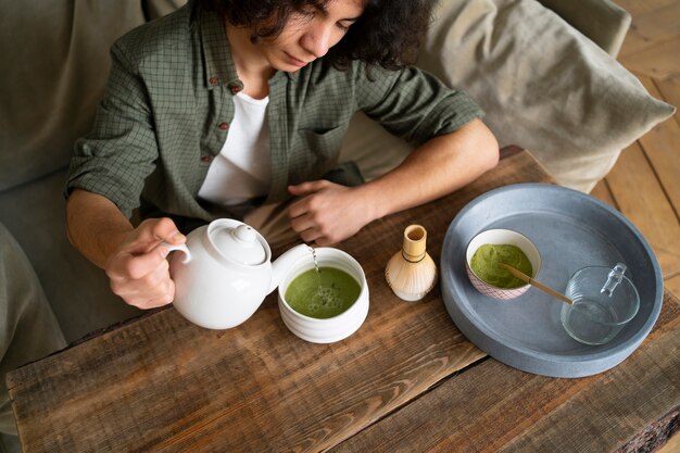 Mann genießt eine Tasse Matcha-Tee