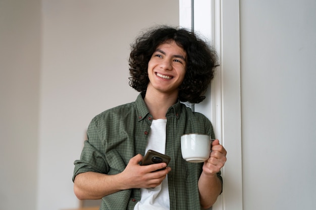 Kostenloses Foto mann genießt eine tasse matcha-tee