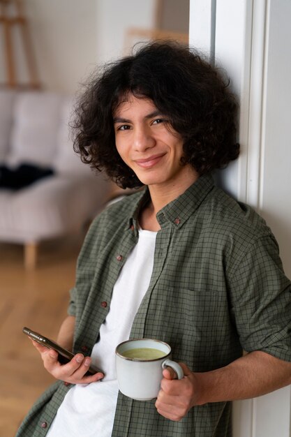 Mann genießt eine Tasse Matcha-Tee