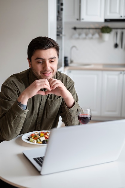 Kostenloses Foto mann genießt sein virtuelles date