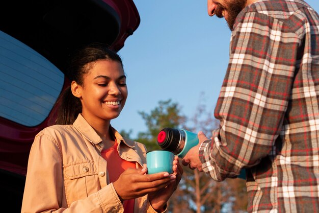 Mann gießt Kaffee für seine Freundin ein