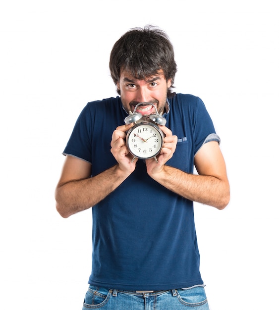 Mann hält eine Uhr über weißem Hintergrund