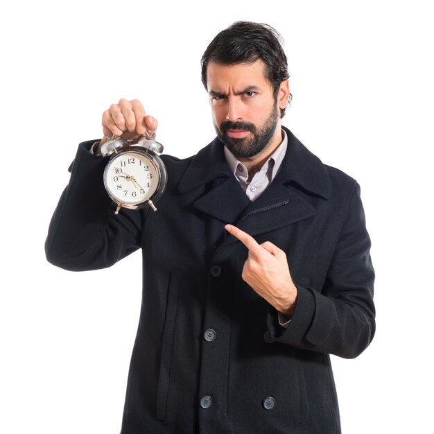 Mann hält eine Uhr