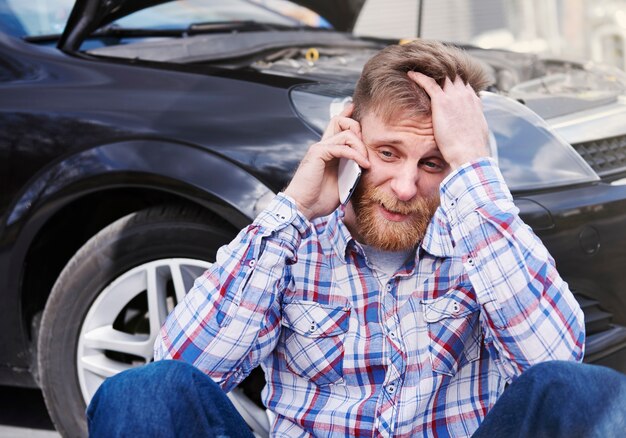 Mann hat ein Problem mit seinem Auto