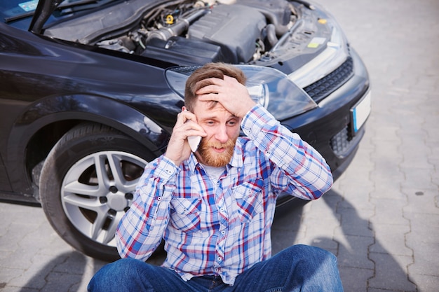 Kostenloses Foto mann hat ein problem mit seinem auto