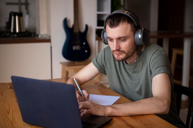 Mann hört in seiner Freizeit etwas Musik über Kopfhörer