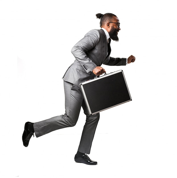 Mann im Anzug mit einem Aktenkoffer läuft