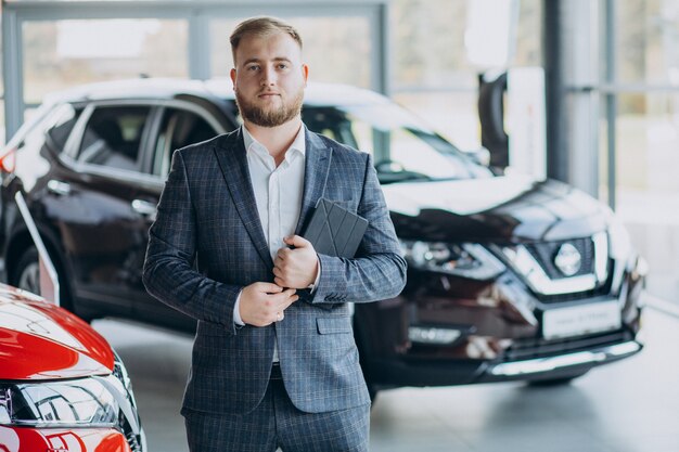 Mann im Autohaus, der ein Auto wählt