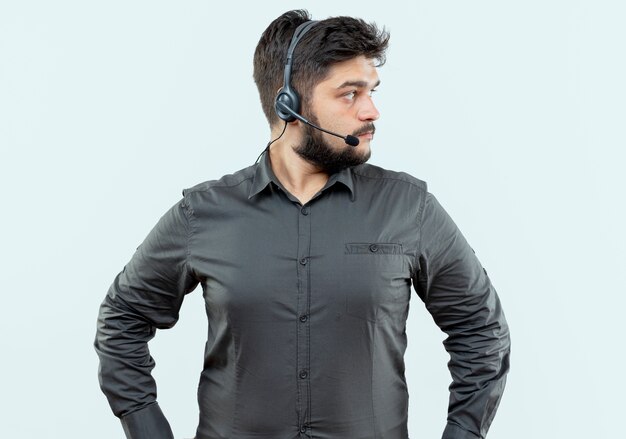 Mann im Callcenter mit Headset isoliert auf Weiß