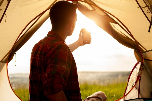 Mann im Campingzelt, das selfie nimmt