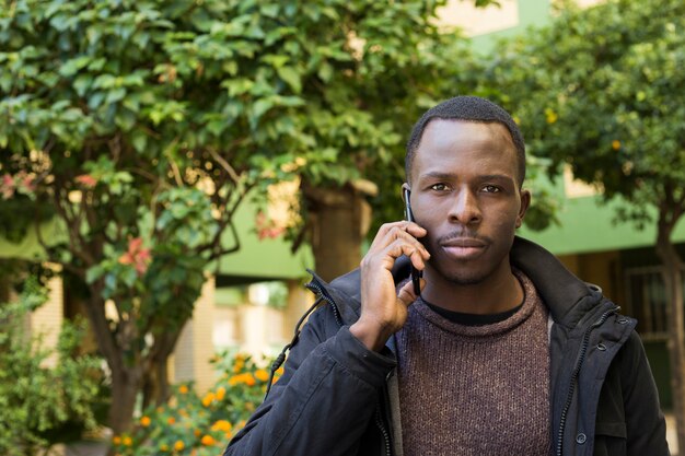 Mann im Garten, der Telefonanruf tut