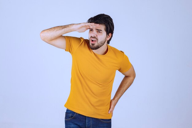 Mann im gelben Hemd mit Blick nach vorne