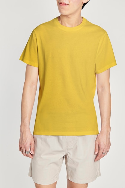 Kostenloses Foto mann im gelben t-shirt