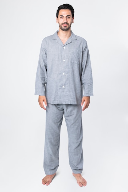 Kostenloses Foto mann im grauen pyjama bequeme nachtwäsche kleidung ganzkörper