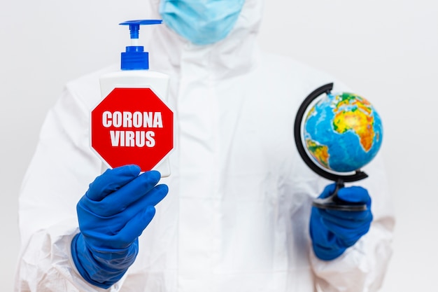 Mann im Hazmat-Anzug mit Coronavirus-Stoppschild