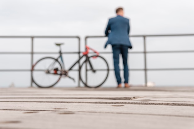 Kostenloses Foto mann im kostüm, der neben einem fahrrad steht