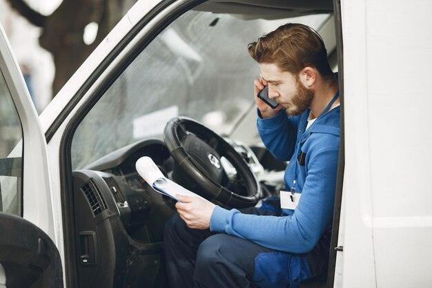 Mann im LKW. Mann in einer Lieferuniform. Mann mit Zwischenablage.