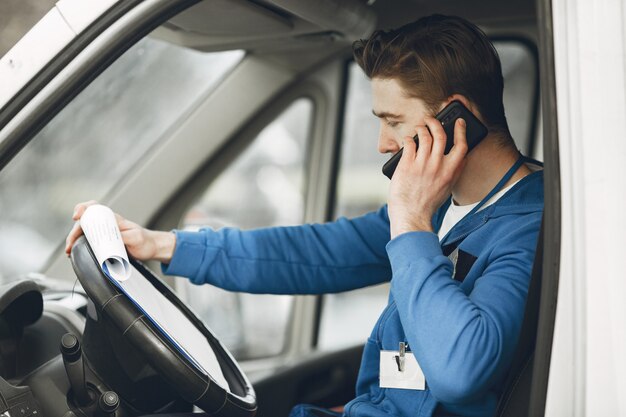 Mann im LKW. Mann in einer Lieferuniform. Mann mit Zwischenablage.