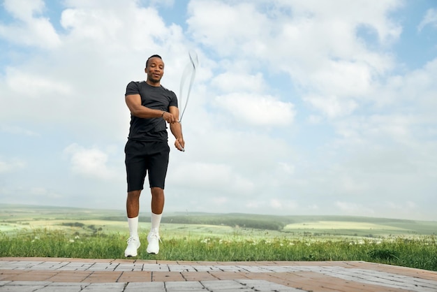 Mann im schwarzen T-Shirt und Shorts springen