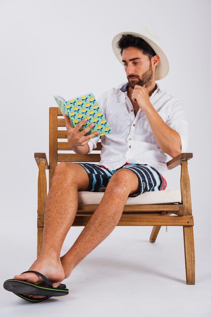 Mann im Sommer tragen ein Buch zu lesen
