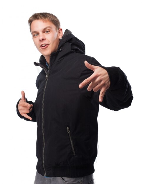 Mann im Sweatshirt Tanzen wie ein Rapper