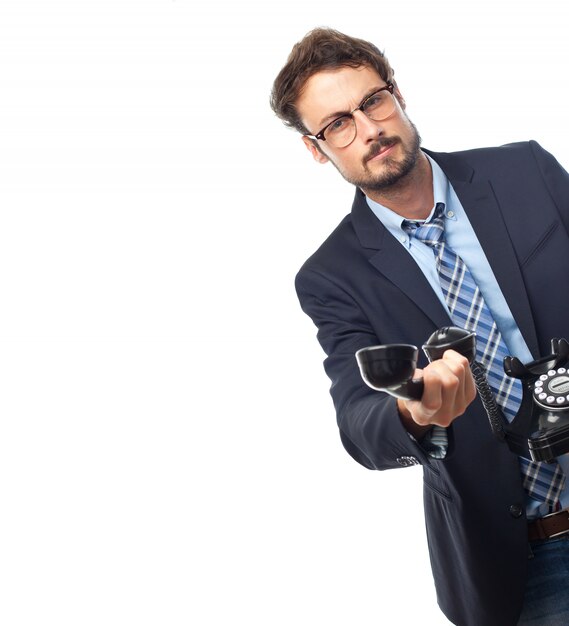 Mann in Anzug und Brille mit einem Handy in der Hand beobachten