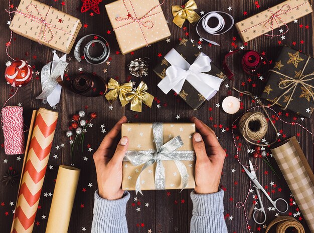 Mann in der Hand, der Geschenkbox des neuen Jahres hält