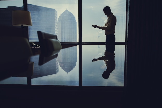 Mann in der Nähe von Fenster