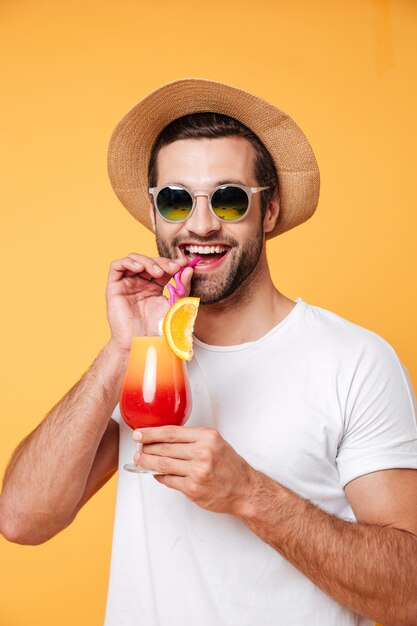 Mann in der Sonnenbrille, die Cocktail hält