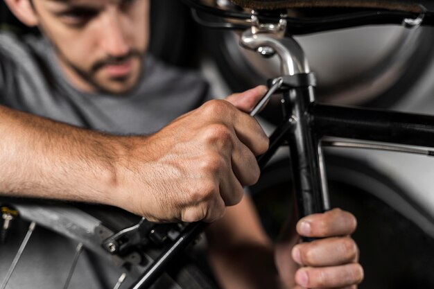 Mann in der Werkstatt, die Fahrrad schafft