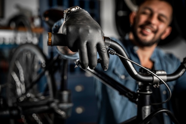 Mann in der Werkstatt, die Fahrrad schafft