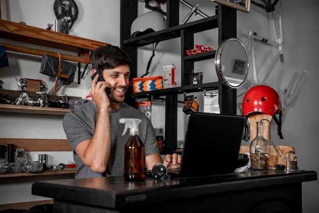 Mann in der Werkstatt, die Fahrrad schafft