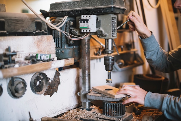 Kostenloses Foto mann in der werkstatt