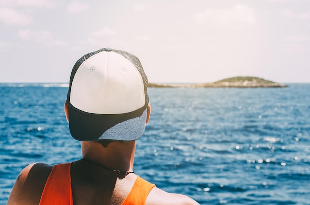 Mann in einem Boot im Meer