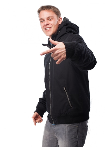 Mann in einem dunklen Sweatshirt eine Geste mit der Hand machen