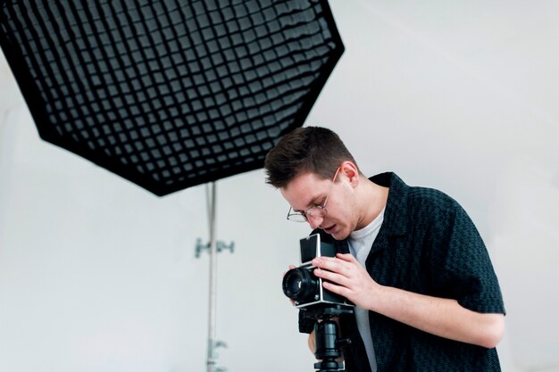 Mann in einem Studio arbeitet an seiner Leidenschaft