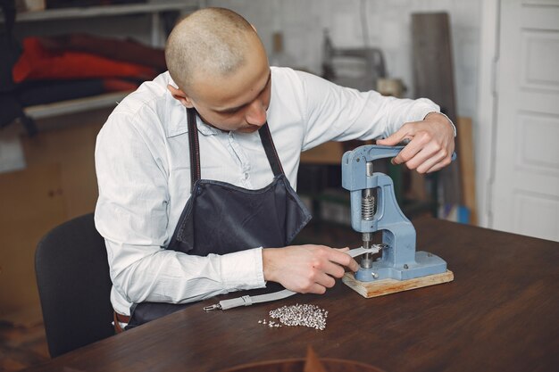 Mann in einem Studio kreiert Lederwaren