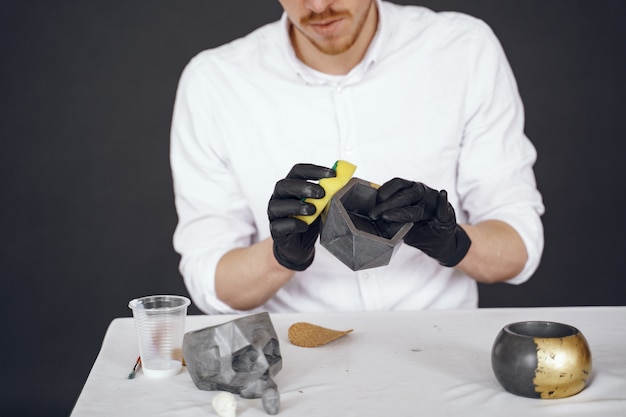 Mann in einem weißen hemd arbeitet mit einem zement